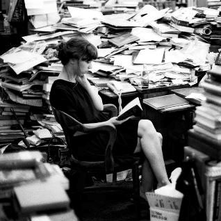 femme-entre-livres